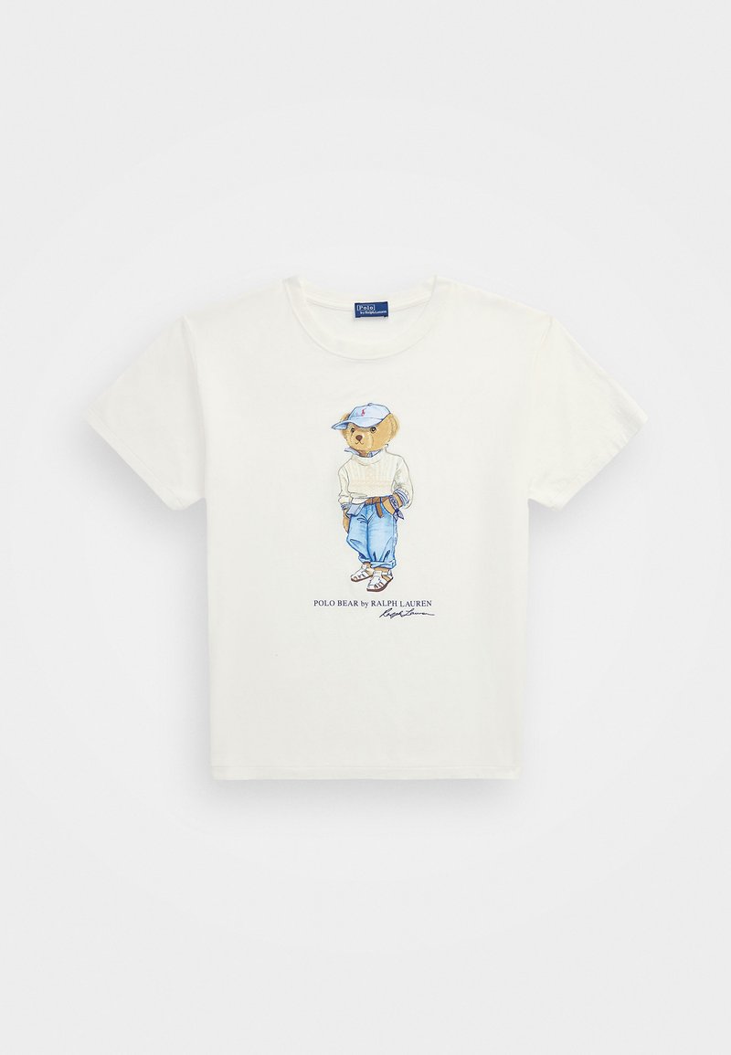 Biała koszulka z bawełny z detalną ilustracją misia w codziennym stroju, w niebieskich dżinsach, białym swetrze i niebieskiej czapce.