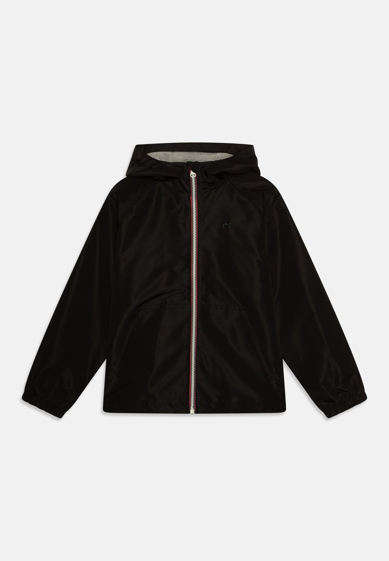 Μαύρο φούτερ με κουκούλα και λεία υφή, κλείσιμο με φερμουάρ που διαθέτει κόκκινη και λευκή ρίγα, και ελαστικές μανσέτες. Περιλαμβάνει πλαϊνές τσέπες.