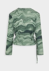 Haut de wrap à manches longues marbré vert avec un style peplum, doté d'une fermeture à nouer à la taille et d'une texture de tissu lisse.