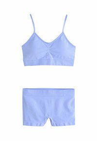 Lyseblå bomuldsbralette med tynde stropper og en glat tekstur, parret med matchende shorts med en blød elastisk talje.