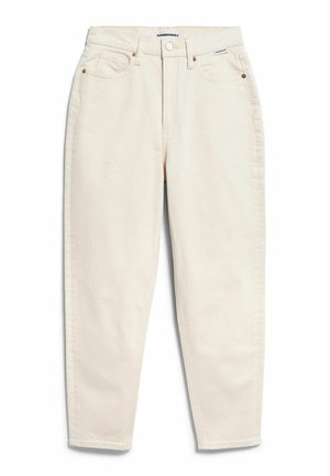 Jean droit taille haute couleur blanc cassé avec fermeture avant à boutons et glissière, conception à cinq poches, ornée de rivets métalliques et de petites étiquettes de marque.