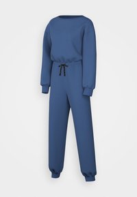 Ensemble de sweatshirt à manches longues bleu et de pantalons de jogging avec des poignets côtelés et un cordon noir à la taille, présenté sur fond blanc.