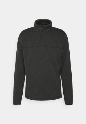 Grijze fleece pullover met een hoge kraag, een halve ritssluiting aan de voorkant en contrasterende stiksels. Heeft een subtiel logo op de borst en geribbelde manchet.