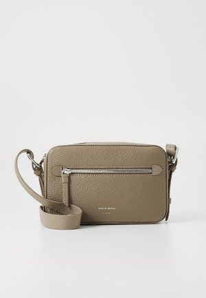 Sac bandoulière en cuir taupe avec poche zippée à l'avant et sangle réglable, surface texturée, forme rectangulaire compacte, marquage minimal à l'avant.