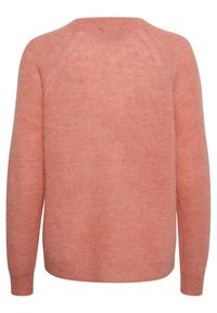 Pull en maille corail clair avec une finition texturée, doté d'un col rond et de manches longues raglan. Design simple, sans éléments métalliques apparents ni ornements.