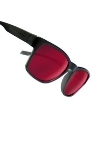 Occhiali da sole con montatura in plastica nera e lenti specchiate rosse. Forma distintiva con bordi morbidi e logo discreto sulle astine.