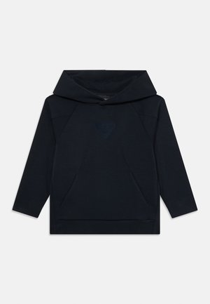 Temno modra kapuca pulover s kenguru žepom in teksturiranim trikotnim vzorcem na prsih. Dolgi rokavi z rebrastimi manšetami.