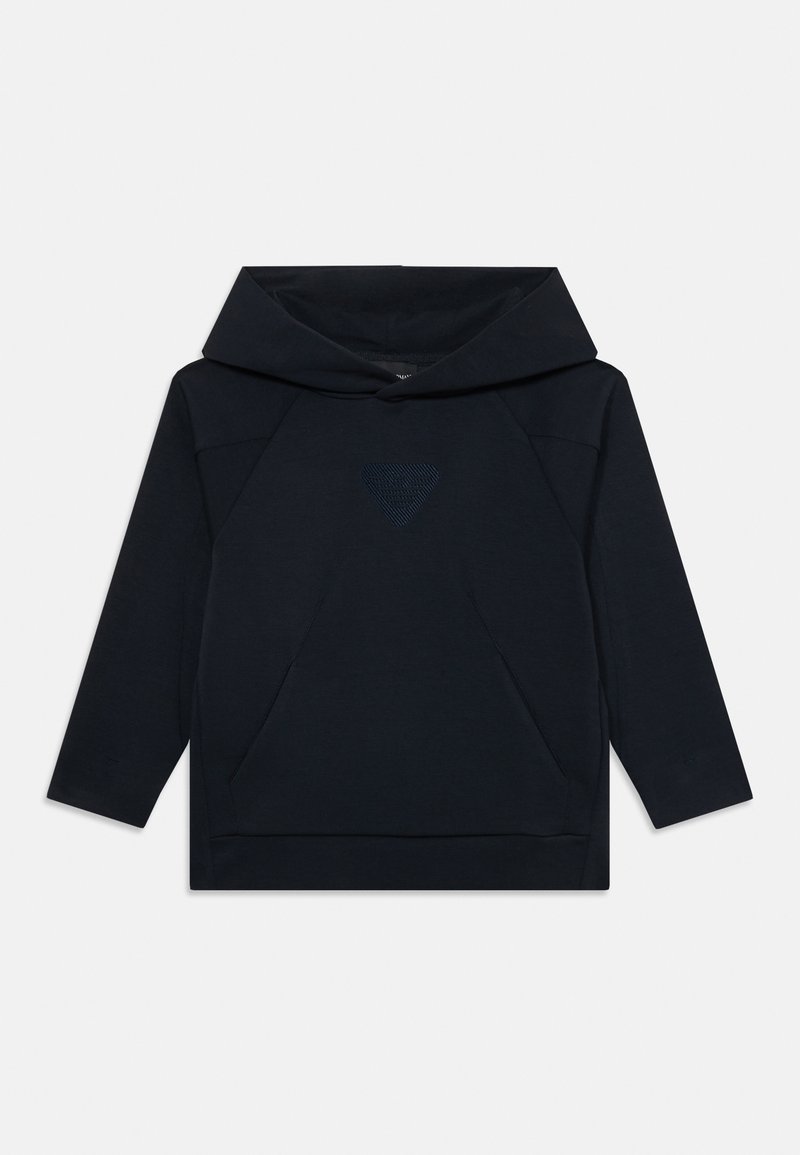 Temno modra kapuca pulover s kenguru žepom in teksturiranim trikotnim vzorcem na prsih. Dolgi rokavi z rebrastimi manšetami.