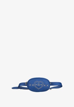 Blauwe leren heuptas met ovale vorm, zilveren studs op de voorkant, verstelbare band en een gladde textuur. Voorzien van een ritssluiting.