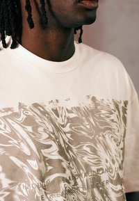 Next T-shirt med print - ecru