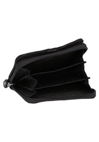 Portafoglio in tessuto nero con chiusura a zip, dotato di tre scomparti e un interno strutturato. Il design è semplice e funzionale.