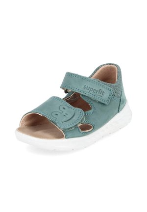 Zielona sandałka dla malucha z regulowanymi paskami, białą podeszwą i detalem z buziakiem misia na przednim pasku.