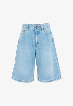 Shorts en denim bleu clair longueur genou avec bouton avant, fermeture éclair, passants pour ceinture et design classique à cinq poches.