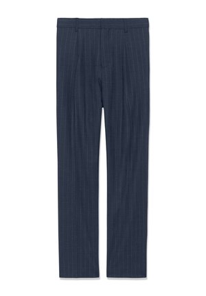 Pantaloni da uomo in navy a righe sottili con passanti per cintura, pieghe frontali e gambe dritta, stesi su uno sfondo bianco.