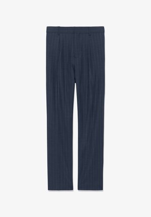 Pantalones de traje para hombre a rayas marino, con pasadores para el cinturón, pliegues frontales y pernera recta, colocados sobre un fondo blanco.