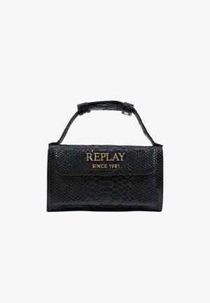Sac à main en cuir noir texturé avec poignée courte, logo doré "REPLAY SINCE 1981" sur le rabat avant, forme rectangulaire.