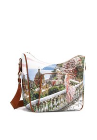Borsa a spalla con stampa panoramica, materiale sintetico, chiusura con zip e tracolla marrone, che mette in mostra dettagli architettonici e viste costiere.