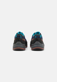 Scarpe da esterno nere e blu con tomaia strutturata, dettagli turchesi, collo imbottito e rifiniture rosse sulla suola.
