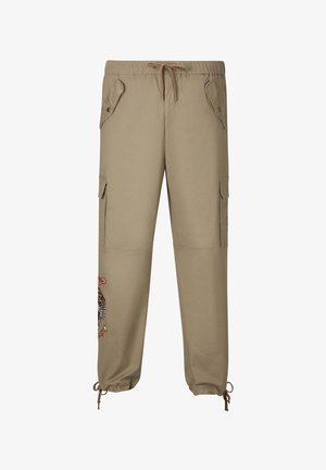 Pantaloni cargo beige con vita elastica e cordoncino. Presentano tasche con patta e un design ricamato sulla gamba sinistra. Si chiudono con polsini elastici.