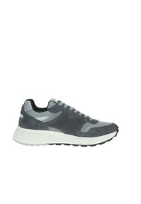 Sneaker da uomo in suede grigio e mesh, con suola bianca tassellata, design con lacci e accenti argentati a contrasto.