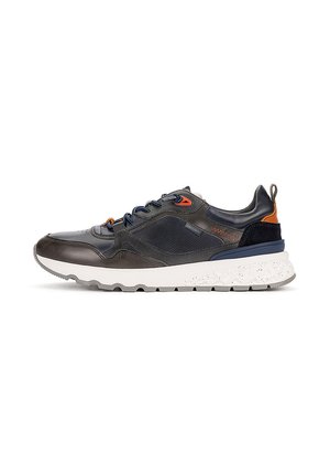 Zapatilla negra y azul marino con detalles naranjas, paneles laterales de malla, suela blanca moteada y cordones azules vista desde el lateral exterior.