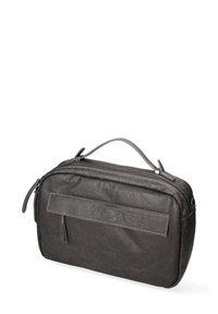 Borsa cosmetica nera in pelle con forma rettangolare, chiusura con zip, manico superiore e tasca frontale piatta. Superficie texturizzata con dettagli cuciti.