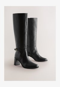 Sélectionné, black leather