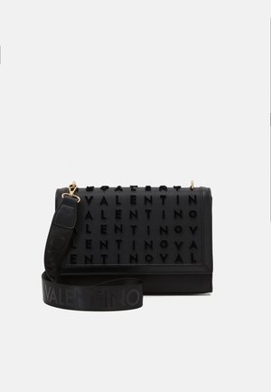 Czarna torba na ramię Valentino z wypukłym powtarzającym się nazwą marki i szerokim dopasowanym paskiem z logo Valentino w ciemnych literach.