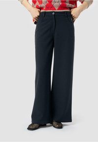 Szare szerokie spodnie z miękkiego materiału, z zapięciem na guzik, paskami do paska, przednimi kieszeniami i gładką fakturą.