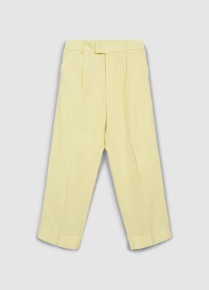 Pantaloni gialli plissettati con design a gamba dritta, dotati di un cinturino aderente e risvolti alle caviglie. Tessuto liscio e leggero.