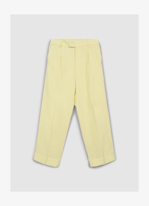 Pantaloni gialli plissettati con design a gamba dritta, dotati di un cinturino aderente e risvolti alle caviglie. Tessuto liscio e leggero.
