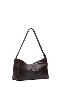 Ciemnobrązowa skórzana torba na ramię z pojedynczym, regulowanym paskiem i miękką, lekko pomarszczoną fakturą.