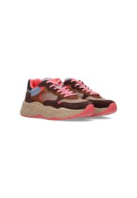 Bruine suede en mesh sneakers met roze accenten, voorzien van dikke beige zolen en roze veters. Rond gevormd met textuurdetail.