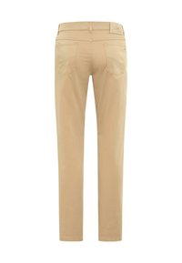 Beige, rechte broekspijpen, gezien van achteren, met twee achterzakken, een gladde stoftextuur en een label aan de tailleband.