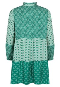 Abito a maniche lunghe in tonalità di verde, caratterizzato da diversi motivi geometrici; scollo alto, sezioni a strati e vestibilità rilassata. Tessuto morbido e strutturato.