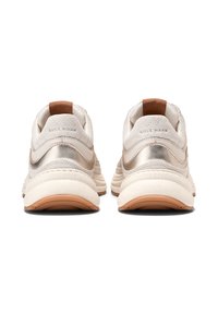 Vita atletiska sneakers med metallicdetaljer, texturerade paneler och bruna hälflikar. Med en dämpad sula och slät yta.