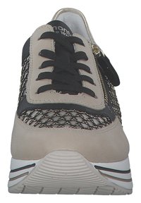 Sneaker beige e nera con parte superiore in mesh testurizzato, chiusura con lacci, dettagli in metallo dorato e suola in gomma bianca con strisce nere.