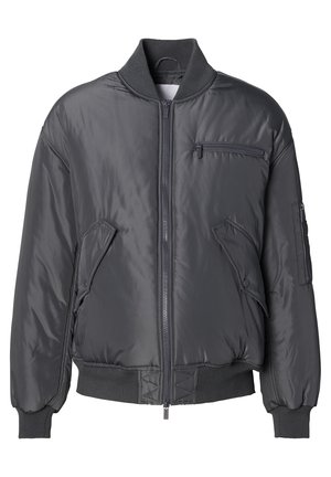 Chaqueta bomber de color gris oscuro con cuello, puños y dobladillo acanalados, que presenta un cierre frontal, bolsillos con tapa a presión y bolsillos con cremallera en el pecho y las mangas.