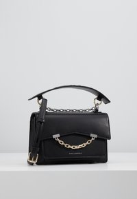 Borsa in pelle nera di Karl Lagerfeld con manico superiore, tracolla regolabile e catena decorativa dorata e argentata sulla patta anteriore.