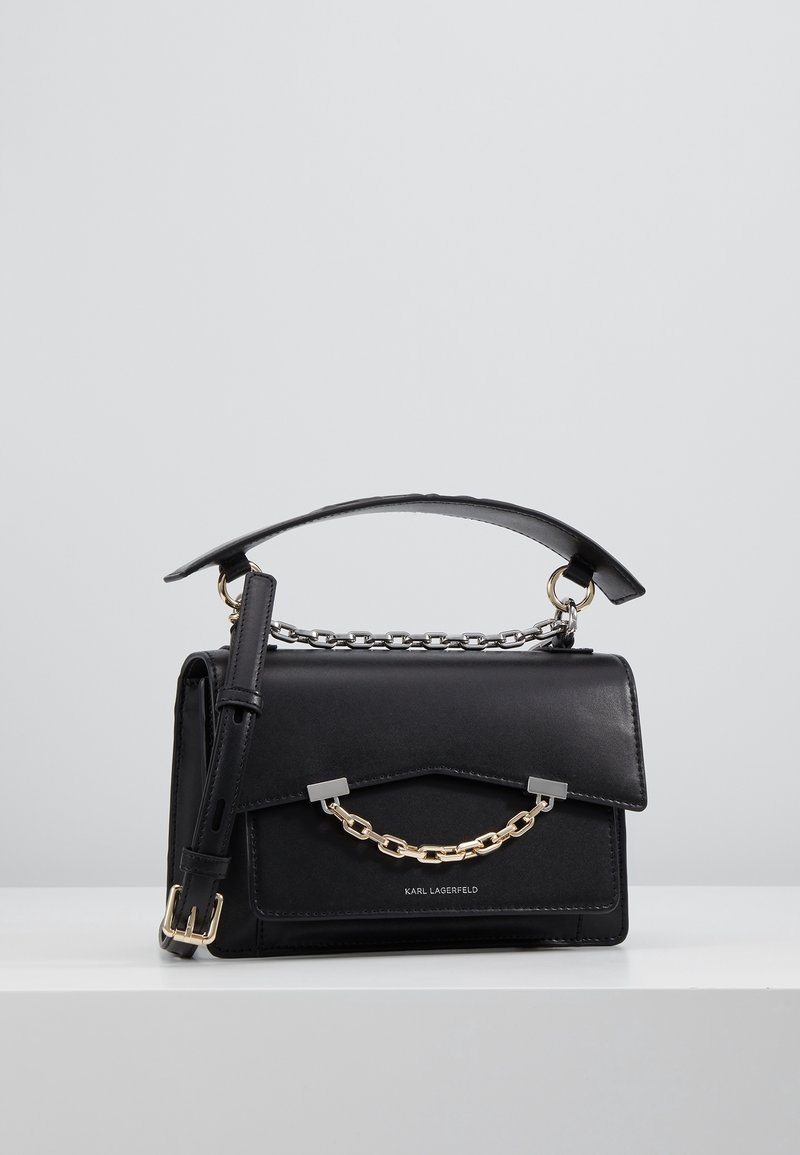 Borsa in pelle nera di Karl Lagerfeld con manico superiore, tracolla regolabile e catena decorativa dorata e argentata sulla patta anteriore.