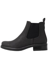 Botines negros de tobillo hechos de material suave, con paneles laterales elásticos y un tacón bajo. Punta redondeada y tirador en el talón.