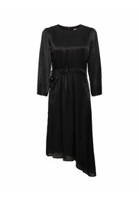 Robe noire à manches longues avec encolure ronde, ceinture froncée à la taille à gauche et ourlet asymétrique plus long sur le côté droit.