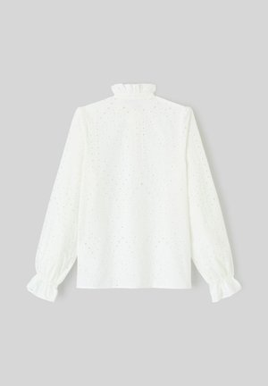 Chemise blanche à manches longues avec un col montant volanté, ornée de motifs brodés en œillets et de poignets élastiques pour la texture et les détails.