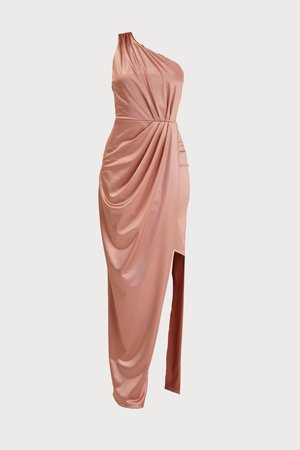 Én-skulderkjole i blød pink satin med draperinger og en slidser til låret, som fremhæver den glatte tekstur og det elegante design.
