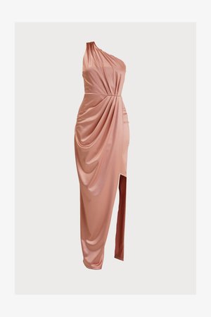 Én-skulderkjole i blød pink satin med draperinger og en slidser til låret, som fremhæver den glatte tekstur og det elegante design.