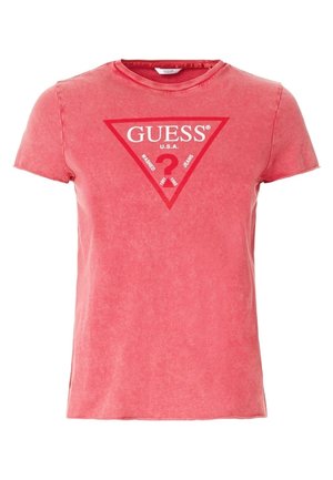 Rood, kort mouw T-shirt met een vervaagde uitstraling en een rood driehoekig logo met het woord "GUESS" en een centrale vraagteken.