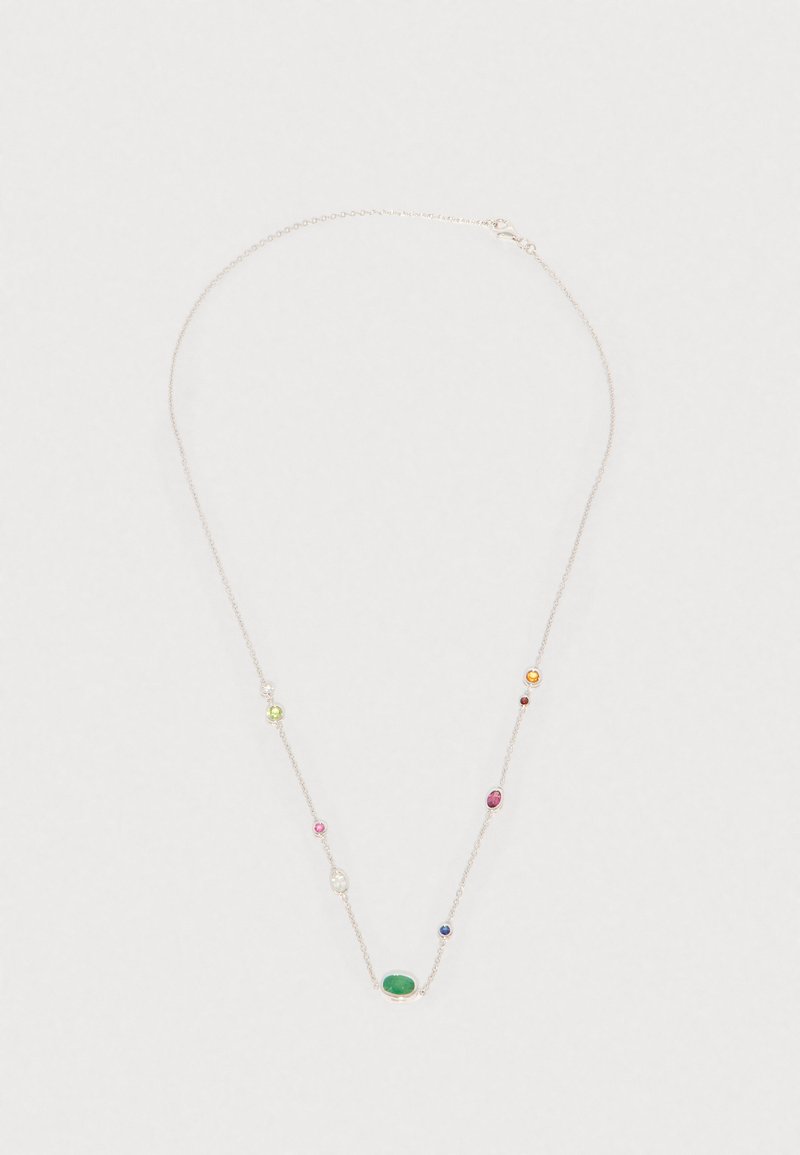Jemný stříbrný řetízek s několika malými, barevnými drahokamy včetně zelených, růžových, perlových, oranžových, červených, fialových a modrých akcentů.