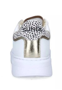 Sneaker bianca con suola spessa, striscia metallica dorata sul tallone e linguetta bianca con macchie leopardate nere e testo "SUN68".