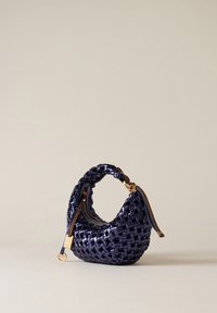 Marineblaue, gewebte Tasche mit geschwungener Form, die einen geflochtenen Griff und ein goldfarbenes Reißverschlussdetail aufweist. Strukturiert mit glänzender Oberfläche.