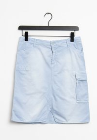 Světle modrá cargo sukně s předním zapínáním na knoflíky, dvěma bočními kapsami a kapsou na klopě na straně. Vyrobena z měkké, hladké látky.